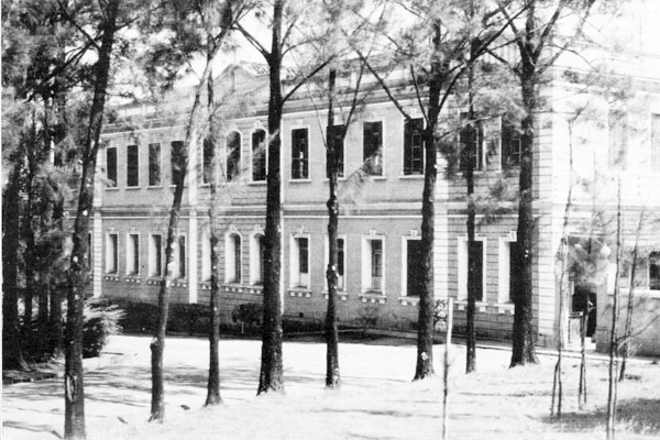 Para os inúmeros e antigos alunos do Colégio Champagnat matarem saudades dos tempos áureos de seu funcionamento, aí está uma tomada de sua fachada e o pátio de entrada com suas árvores. O Champagnat, dos Irmãos Maristas, foi fundado em 1902, inaugurado em